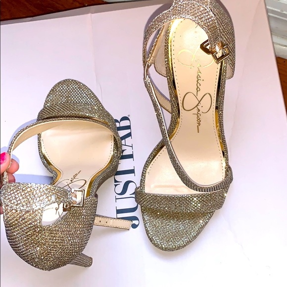 I am selling heels that I only wore once . - Picture 1 of 2